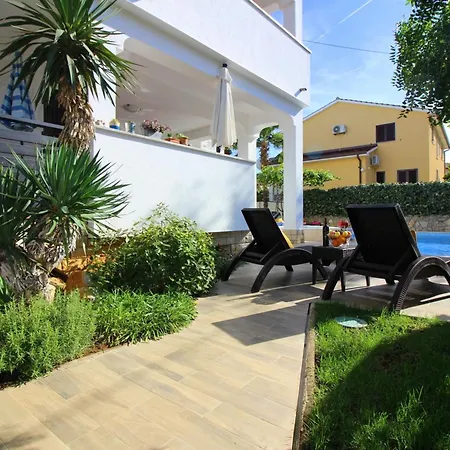 Lili Mit Pool, Grill Und Parkplatz